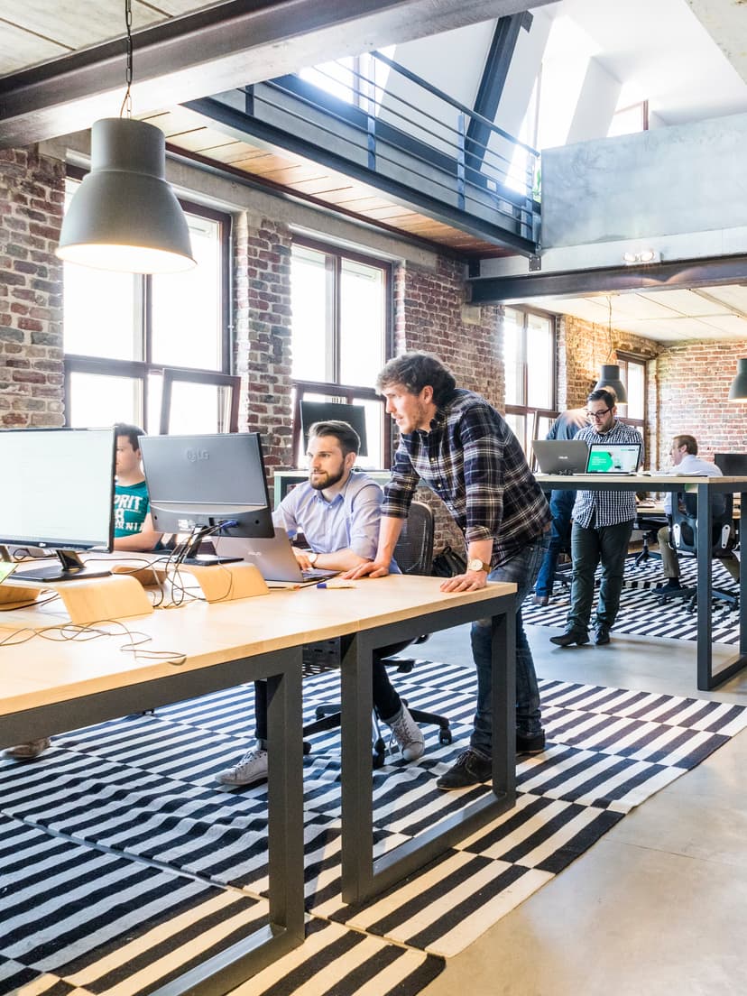 Personnes travaillant ensemble